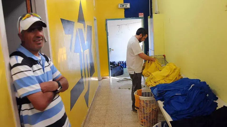 עורך וואלה! ספורט חמי אוזן בתפקיד אפסנאי בקבוצת מכבי יבנה