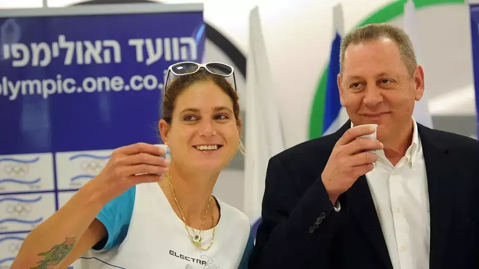 לי קורזיץ עם יושב ראש הוועד האולימפי יגאל כרמי