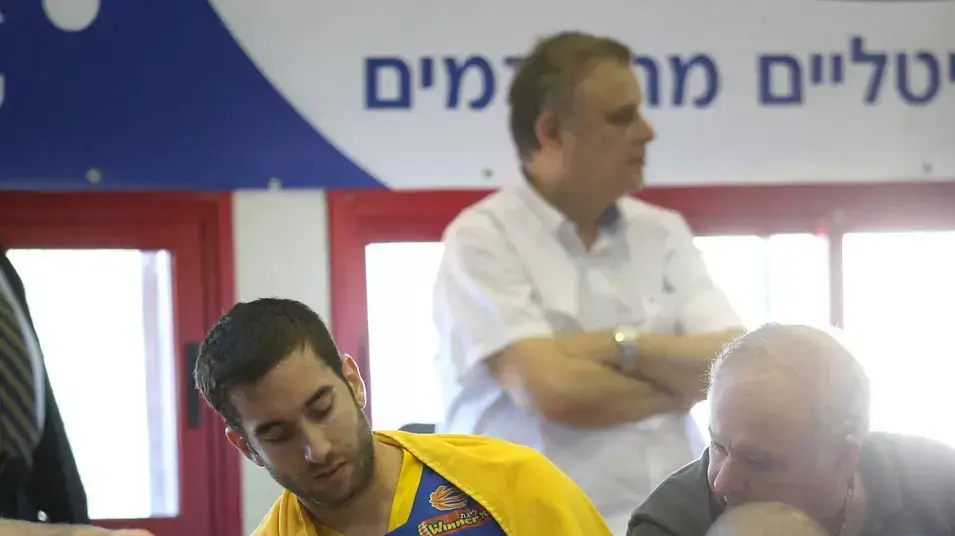 שחקן מכבי תל אביב יוגב אוחיון מקבל טיפול רפואי