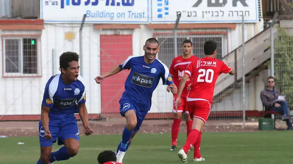 אוסקר גררו (משמאל), עידן שריקי שחקני מכבי פתח תקוה חוגגים