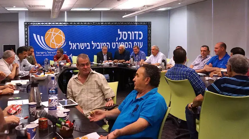צביקה שרף פרשן כדורסל ויו"ר סיעת עוז