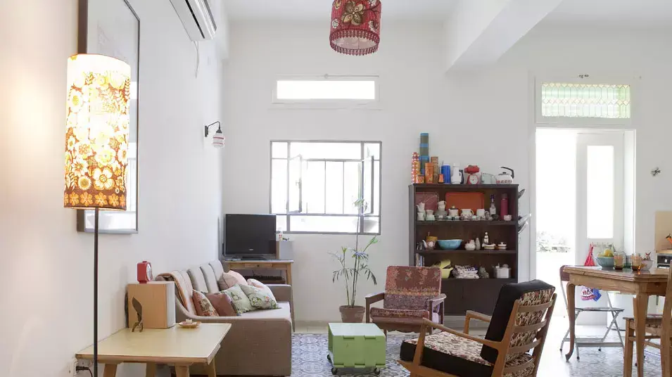 הצצה לדירתם ביהודה הימית, במסגרת פרויקט "בתים מבפנים" בתל אביב