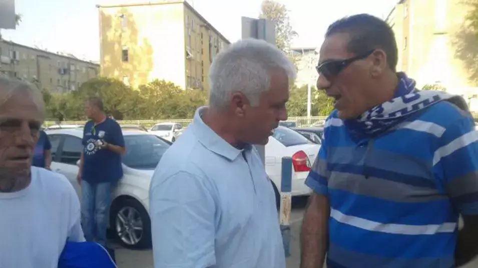 יו"ר הפועל עכו לשעבר ציון ויצמן (משמאל) בעימות עם יו"ר חוג האוהדים רפי סולטן