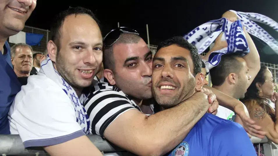 שוער הפועל עכו דודו גורש חוגג עם האוהדים