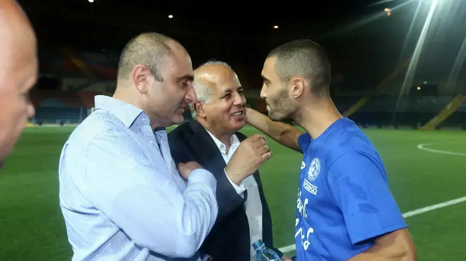 עומר גולן שחקן מכבי פתח תקוה עם אבי לוזון, שינו זוארץ