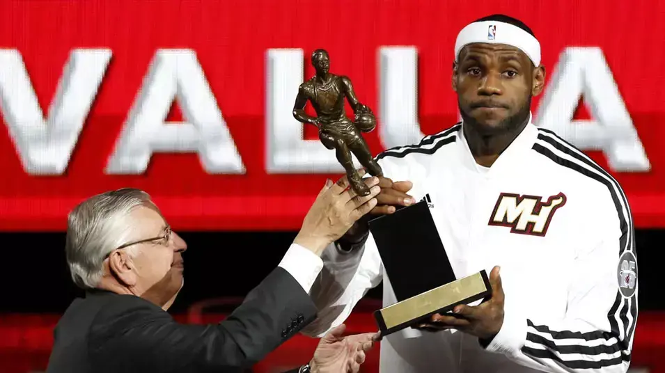 לברון ג'יימס מציג את תואר ה-MVP לצד דייויד סטרן לברון ג'יימס מציג את תואר ה-MVP לצד דייויד סטרן