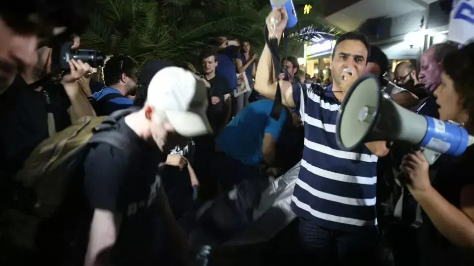 הפגנה מול ביתו של לפיד, מאי 2013