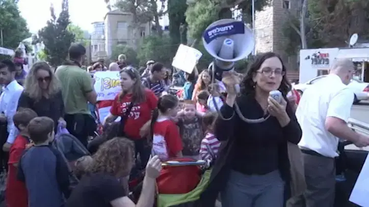 צעדת עגלות נגד הגזירות: "הורים עובדים - לא עבדים"