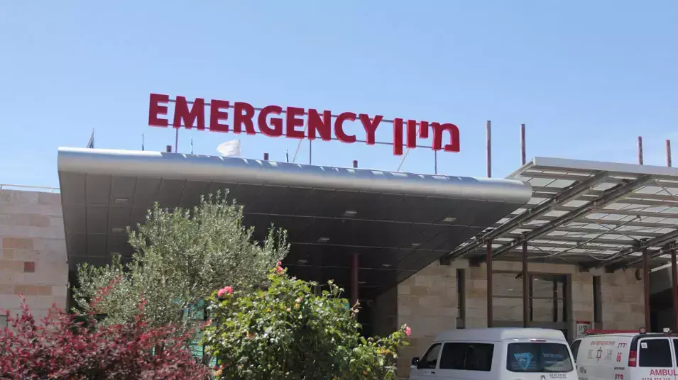 בית החולים זיו בצפת לשם פונו פצועי התאונה הקטלנית באיילת השחר. מאי 2013