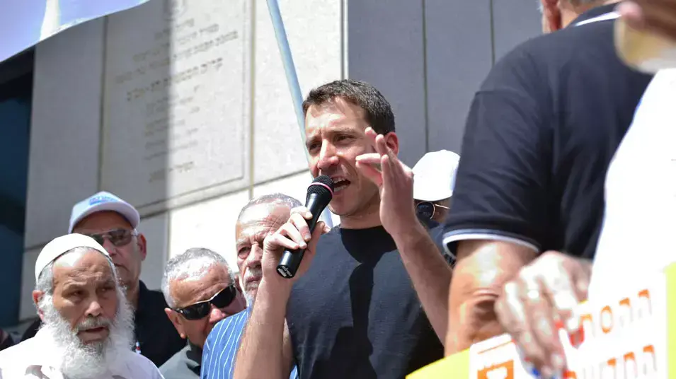 ח"כ איציק שמולי בהפגנת גמלאים הגזירות הכלכליות מול קרית הממשלה, מאי 2013