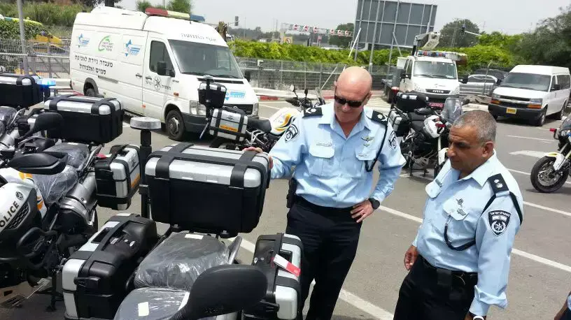 ראש אגף התנועה ברונו שטיין בוחן אופנועי המשטרה
