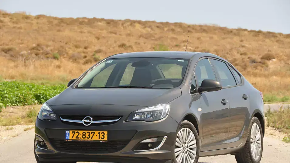 אופל אסטרה סדאן 180 כ"ס במבחן דרכים