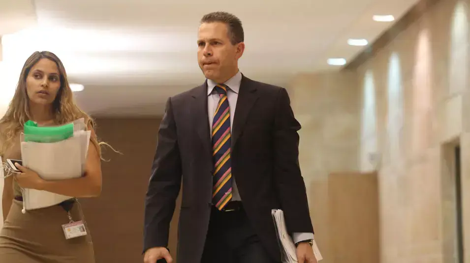 שר התקשורת וההגנה על העורף גלעד ארדן נכנס לישיבת סיעת הליכוד ביתנו