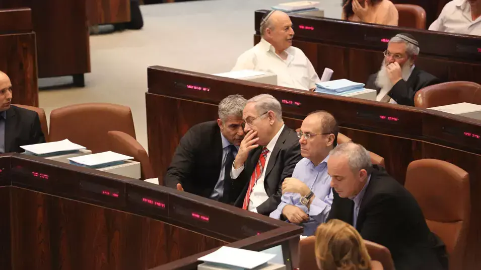 יאיר לפיד בנימין נתניהו סילבן שלום וציפי ליבני במליאת הכנסת לפני ההצבעה על התקציב. יוני 2013