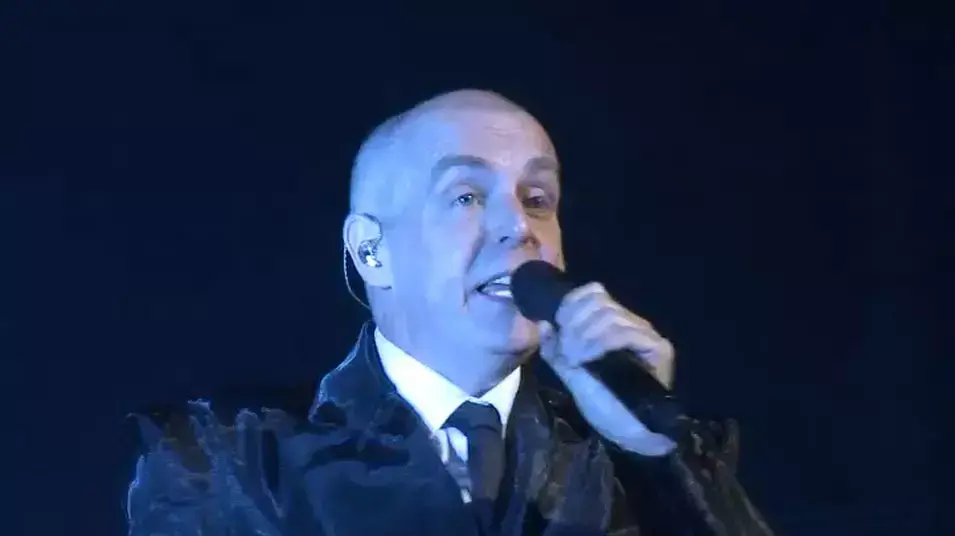 פט שופ בויז מבצעים את "Suburbia" בברזיל