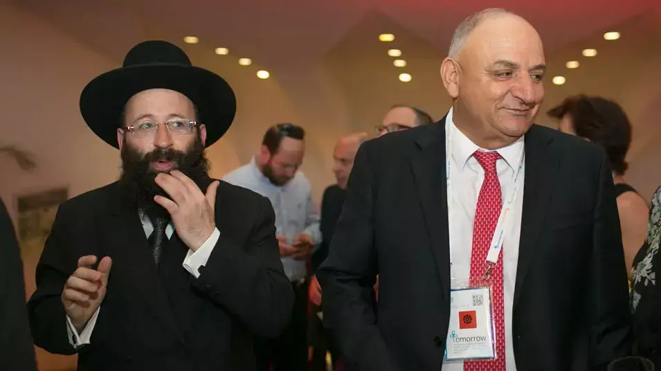 יצחק תשובה ורב הכנסת שמואל רבינוביץ'  מגיעים  לברך את שמעון פרס, יוני 2013