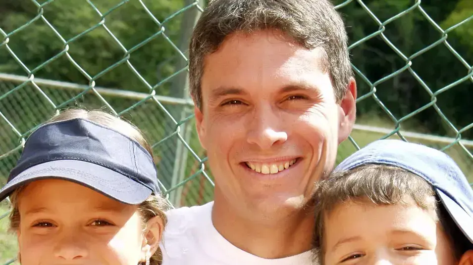 הורים וילדים משחקים טניס