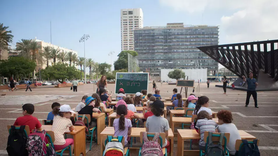 הפגנה של בית חינוך אביב שנמצא על סף סגירה. כיכר רבין. יוני 2013