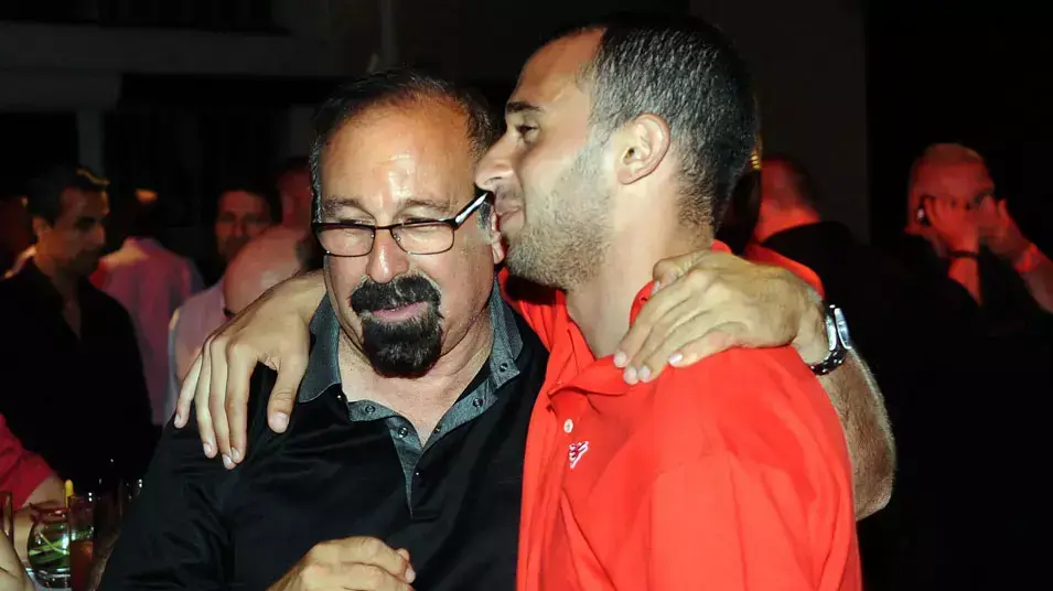 עומר דמארי שחקן הפועל תל אביב עם איש העסקים מני ויצמן