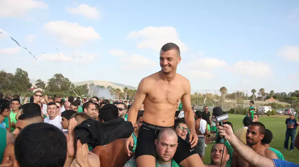 אלעד גבאי שחקן מכבי חיפה מונף על הכתפיים באימון הבכורה