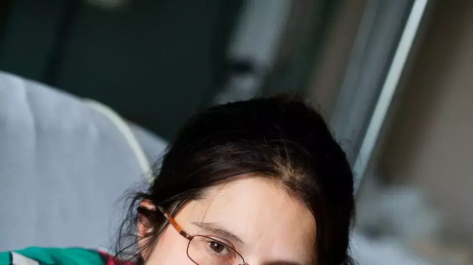 אישה אחרי לידה מחזיקה תינוק בבית החולים