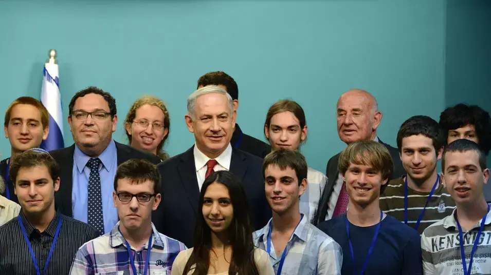 ראש ממשלת ישראל בנימין נתניהו מברך את חברי המשלחת הישראלית על ההישג המרשים באולימפיאדה למדעי המחשב. יולי 2013