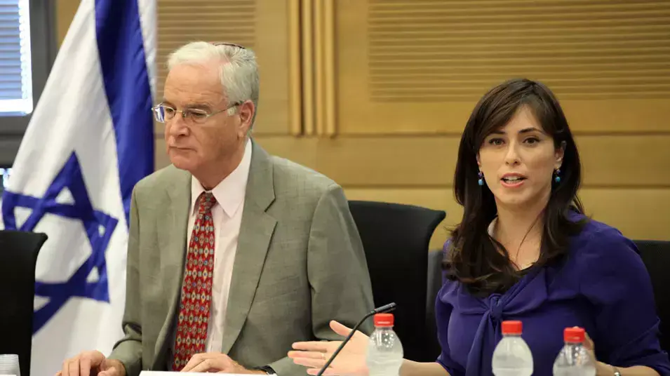 ציפי חוטובלי וד"ר יצחק קדמן יו"ר המועצה לשלום הילד בכנס חירום בנושא שכחת ילדים ברכב. יולי 2013