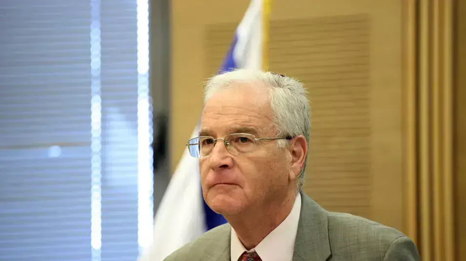 ד"ר יצחק קדמן יו"ר המועצה לשלום הילד בכנס חירום בנושא שכחת ילדים ברכב. יולי 2013