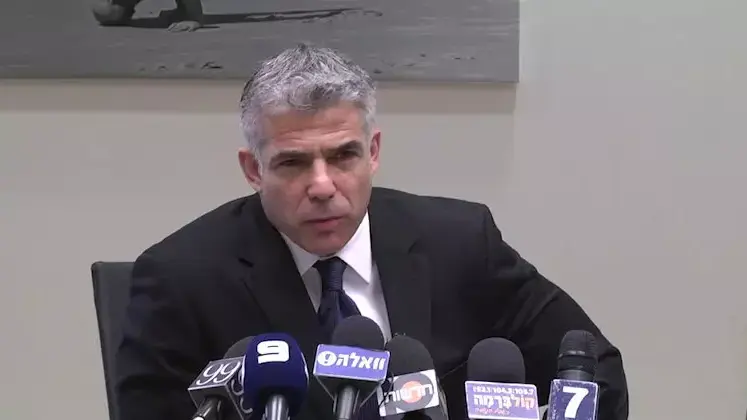 לפיד מקל בגזירות: יבטל מס העקרות וירכך פגיעה בקצבאות