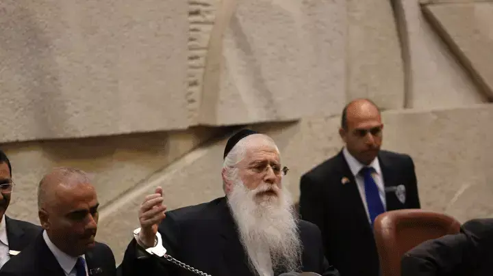 ח"כ מאיר פרוש אוזק את עצמו לדוכן בדיון לאישור חוק הגיוס