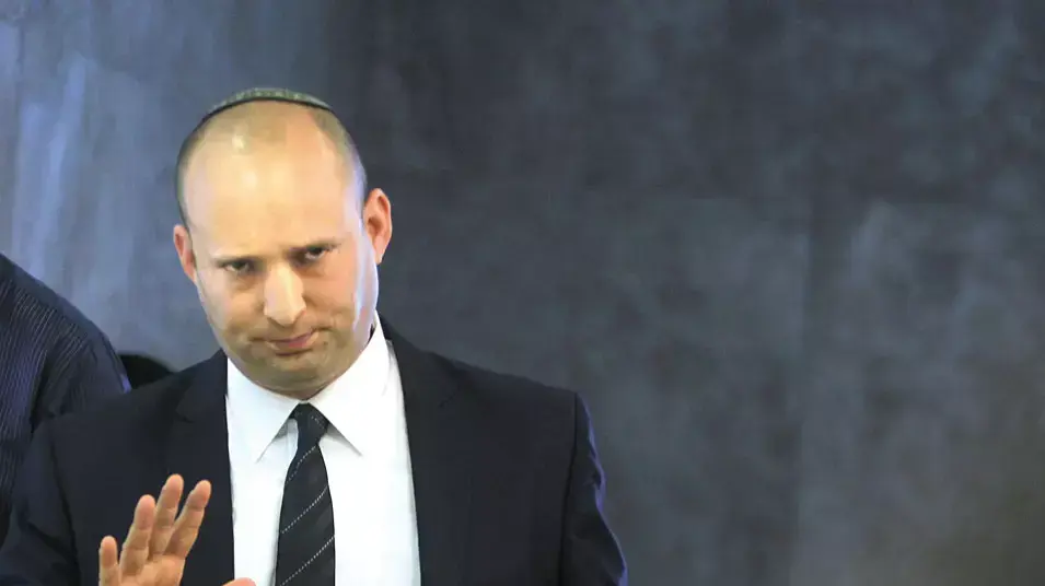 נפתלי בנט בכניסה לישיבת הממשלה. יולי 2013