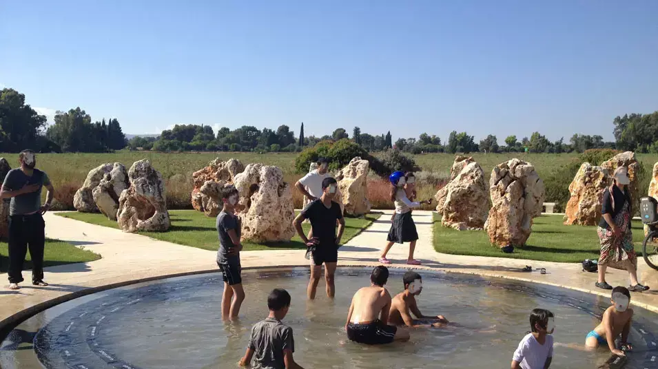 ילדים חרדים נכנסו לבריכת אנדרטת אסון המסוקים, יולי 2013