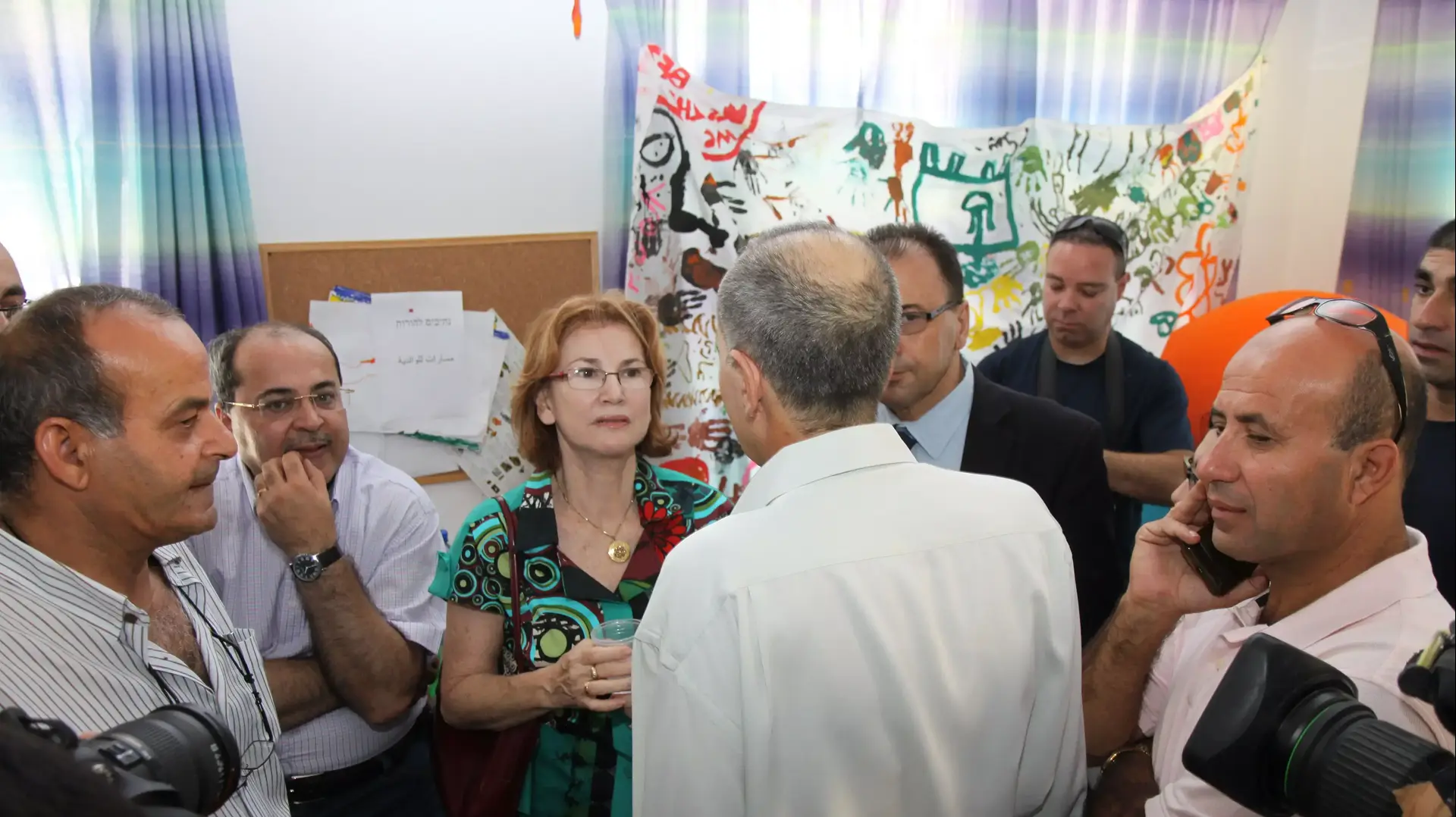 שרת הבריאות, יעל גרמן בטיפות החלב בקלנסווה שם מחסנים נגד פוליו. אוגוסט 2013