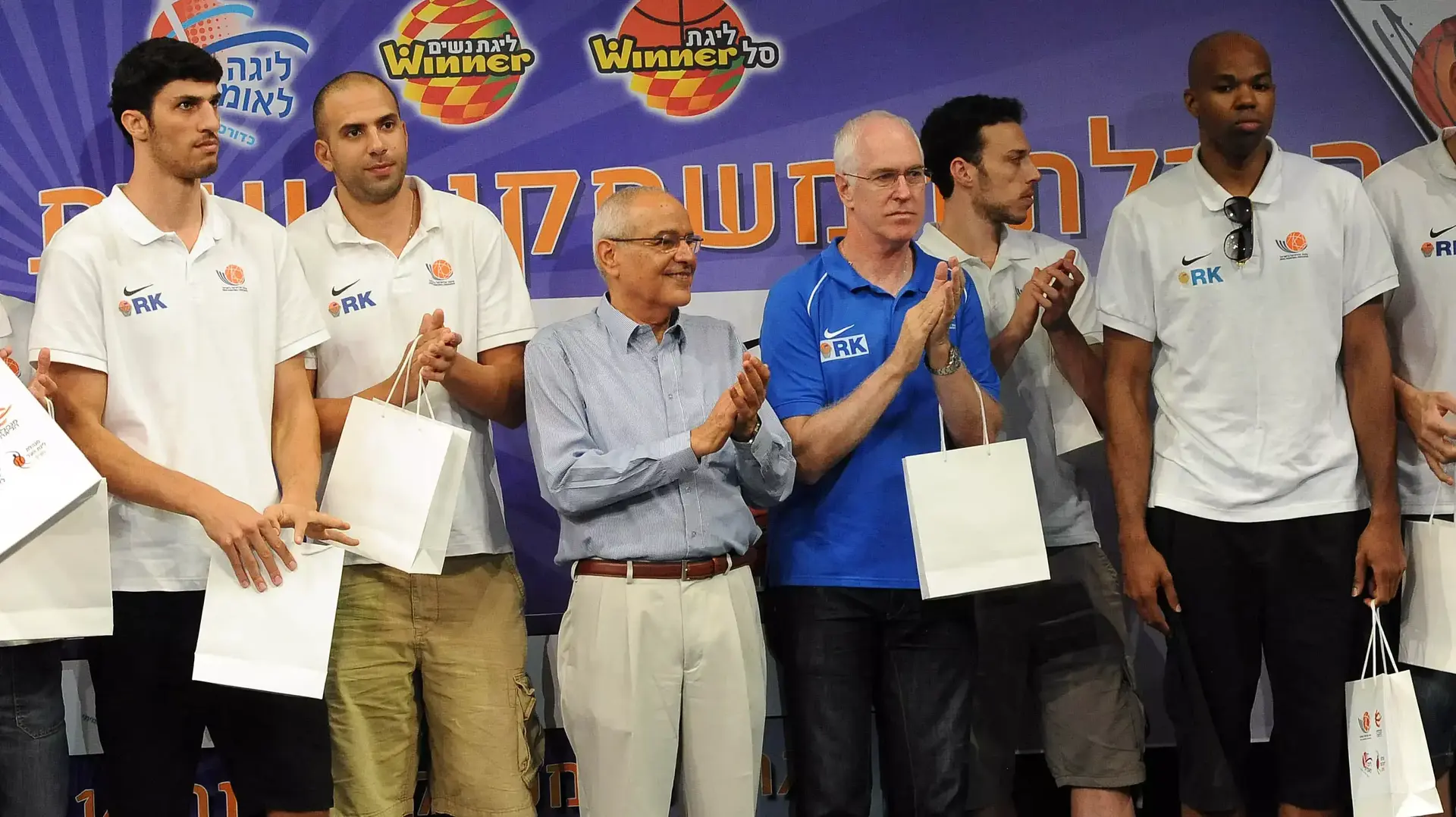 יו"ר איגוד הכדורסל דן חלוץ עם מאמן נבחרת ישראל אריק שיבק שחקני הנבחרת