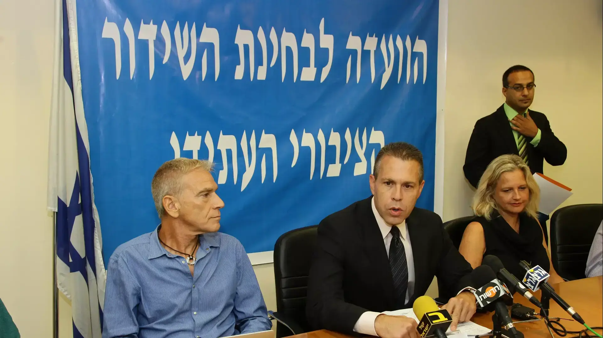 יושבים מימין לשמאל: קרני זיו, שר התקשורת גלעד ארדן ויו"ר הועדה רם לנדס