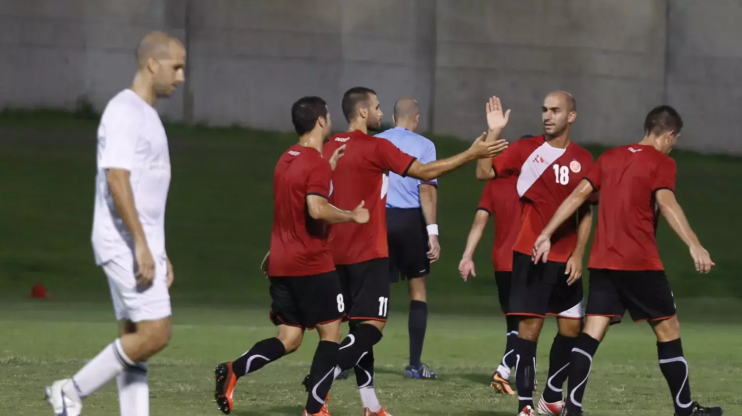 שי אבוטבול שחקן הפועל תל אביב עם רן יצחק שי אבוטבול שחקן הפועל תל אביב עם רן יצחק