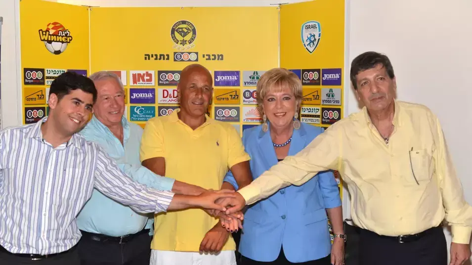 בעלי מכבי נתניה אלי שגב (מימין) עם ראש העיר מרים פיירברג, יוסי מאור והמנכ"ל רועי דניאל