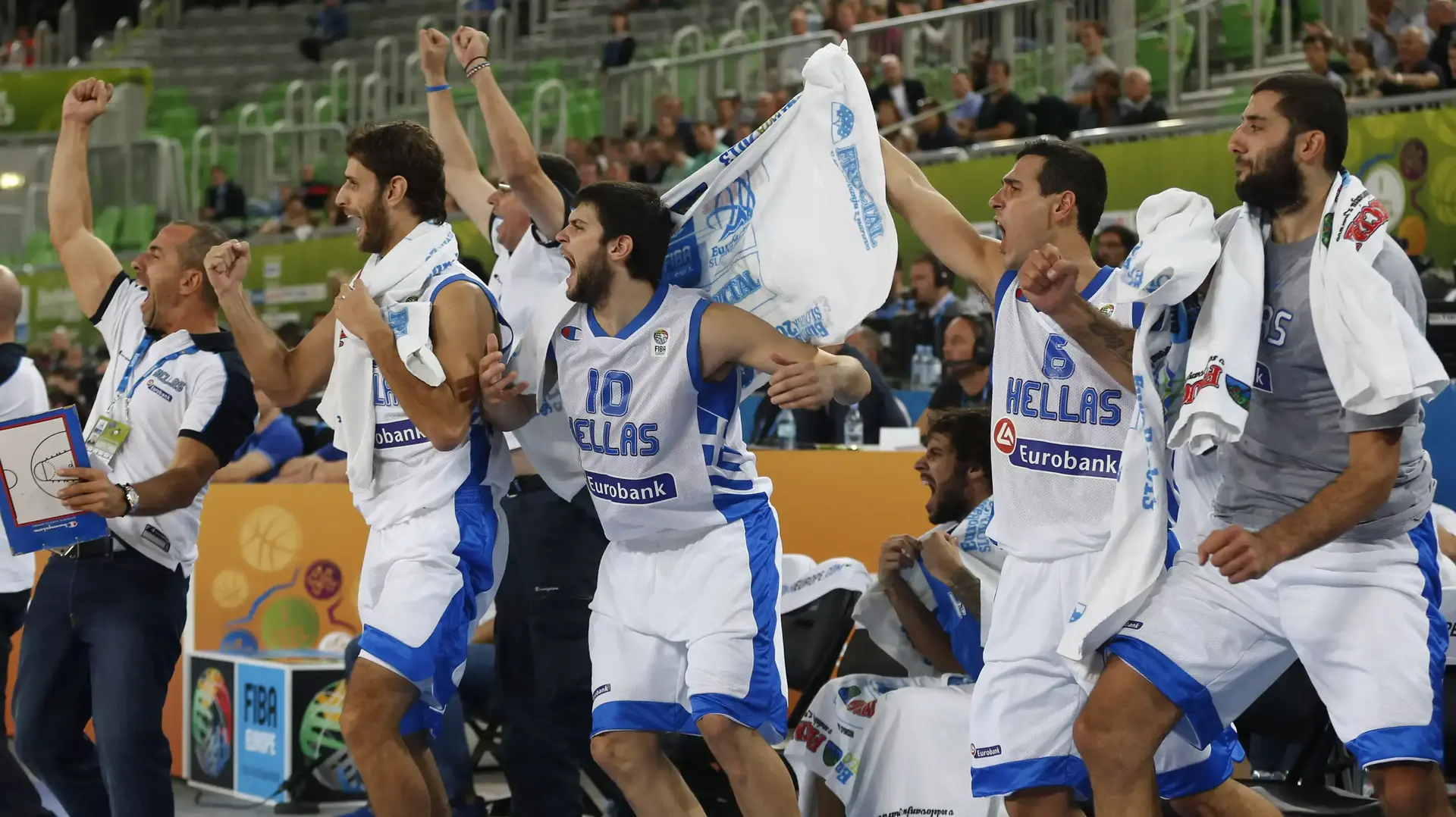 שחקני נבחרת יוון חוגגים שחקני נבחרת יוון חוגגים