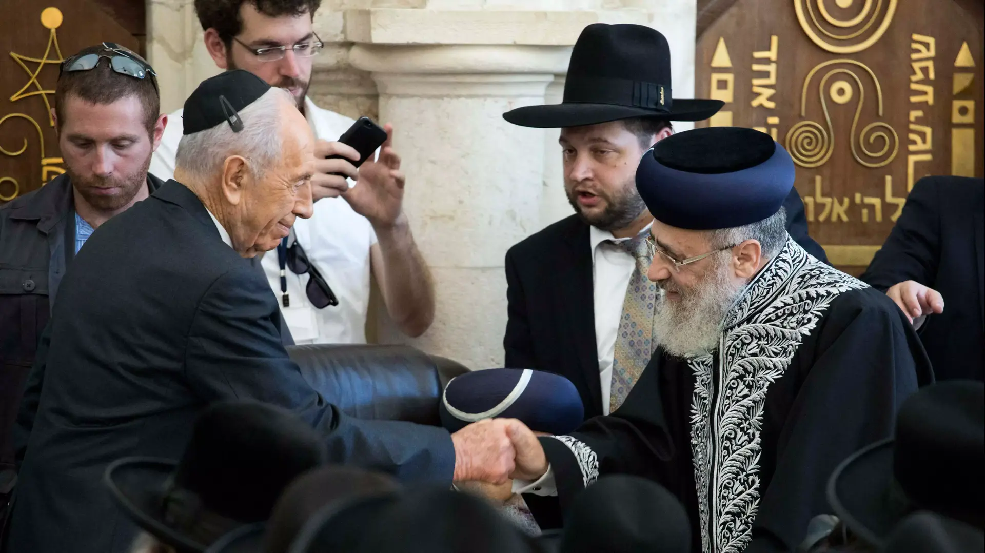 שמעון פרס עם הרב הראשי הספרדי לישראל הגאון הרב יצחק יוסף שליט"א