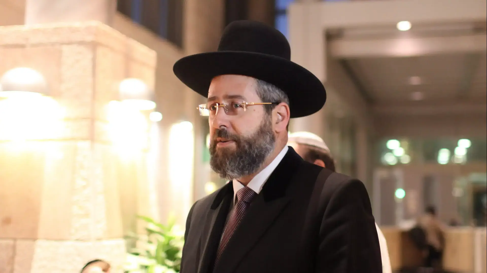 הרב הראשי דוד לאו מגיע לביה"ח הדסה עין כרם בו מאושפז הרב עובדיה יוסף