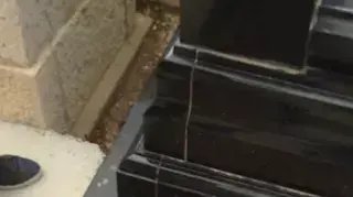 קבר חדש נבנה על קבר של תינוק שמת לפני 43 שנה