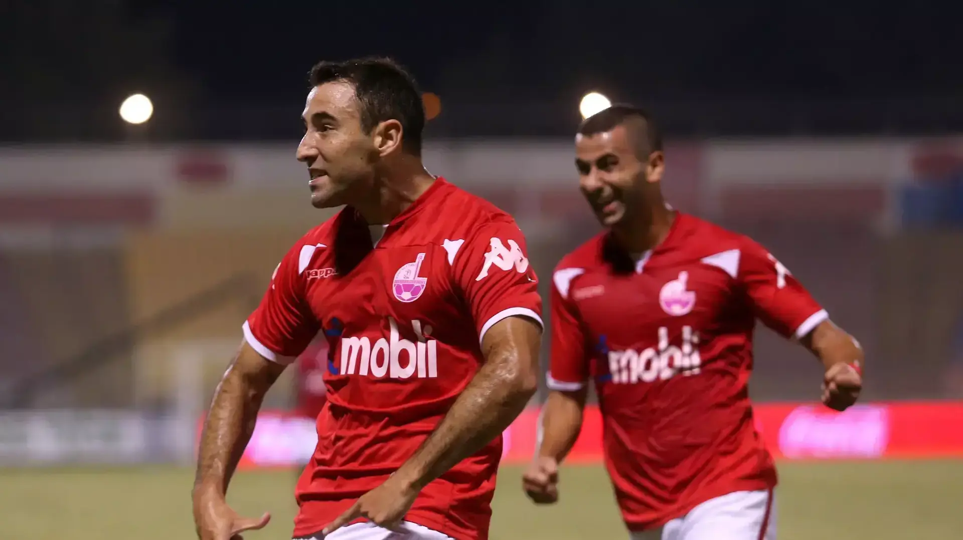 ניקולאס פלצ'וק שחקן הפועל באר שבע חוגג עם תומר סוויסה