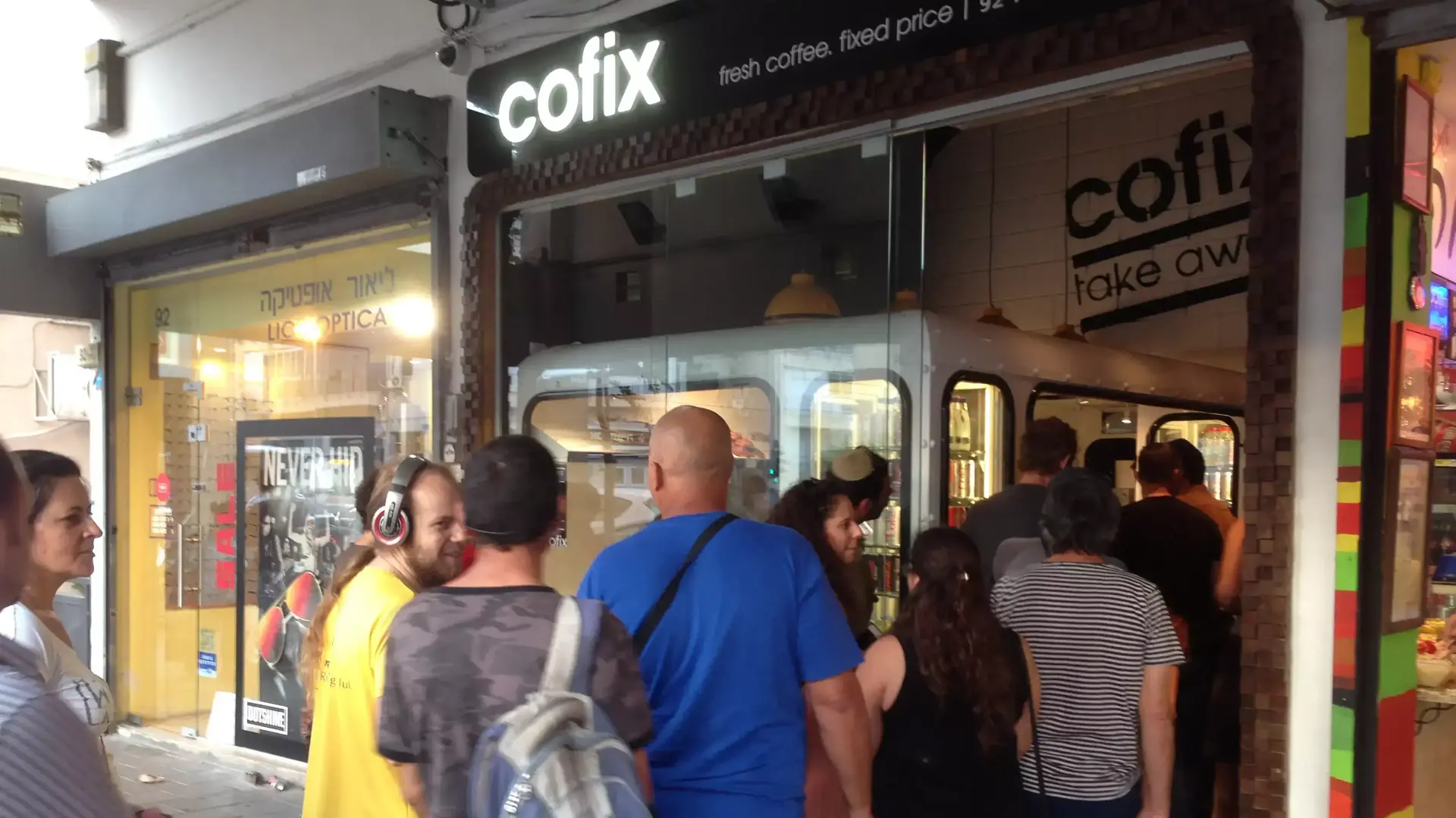התור בקפה Cofix, מרכז תל אביב, שמוכר הכול ב-5 שקלים, אוקטובר 2013