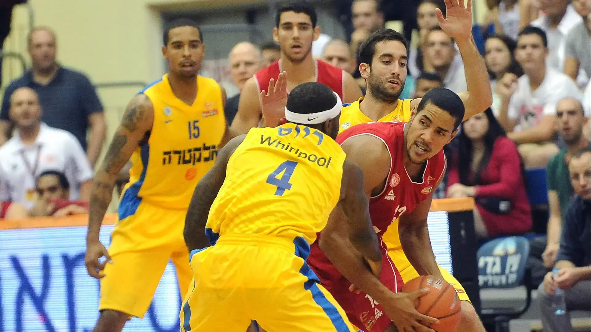 שחקן הפועל ירושלים חנן קולמן מול שחקני מכבי תל אביב יוגב אוחיון, טייריס רייס