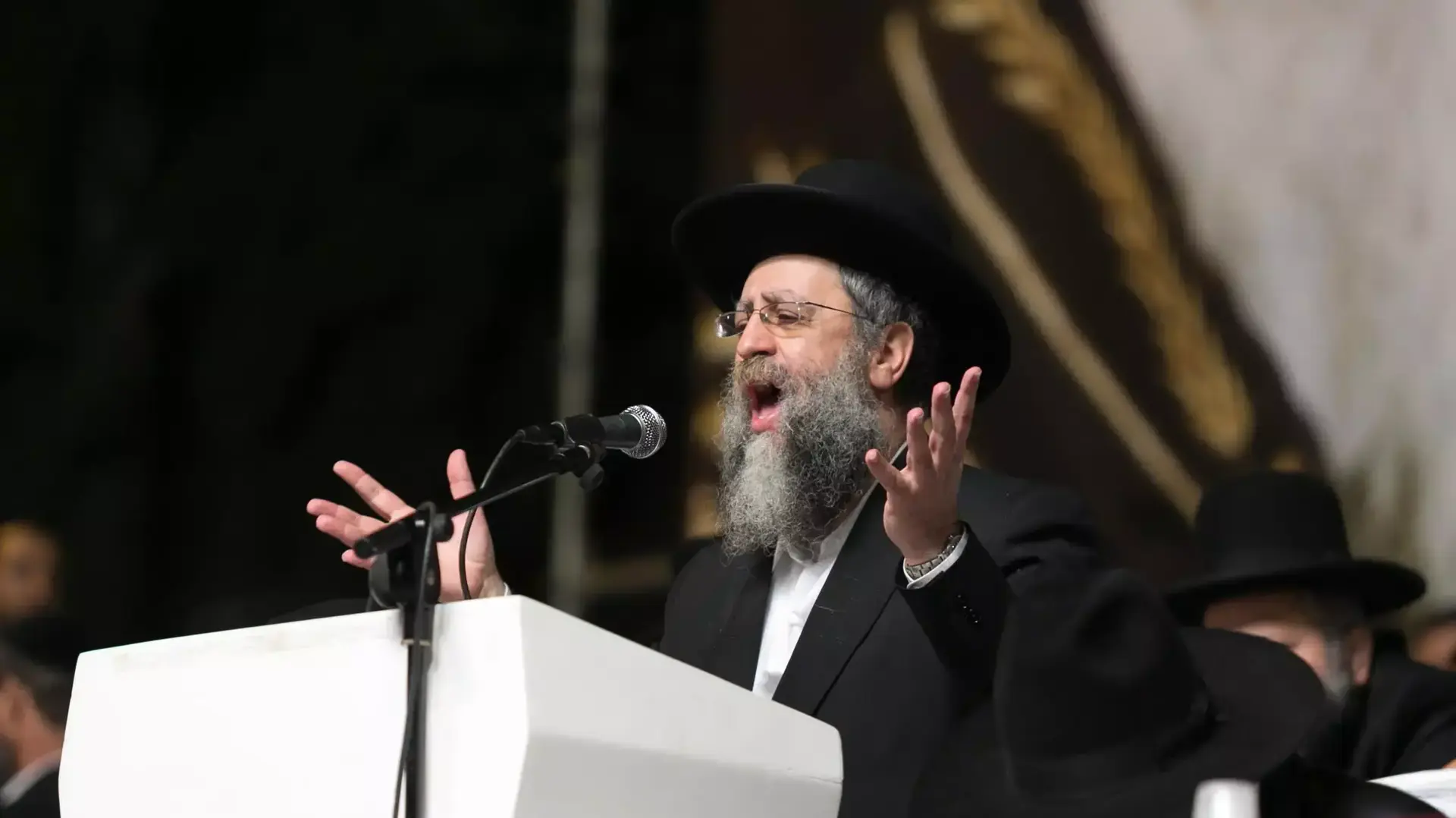 דוד יוסף, בנו של הרב עובדיה יוסף בעצרת לזכרו. סנהדריה, ירושלים.