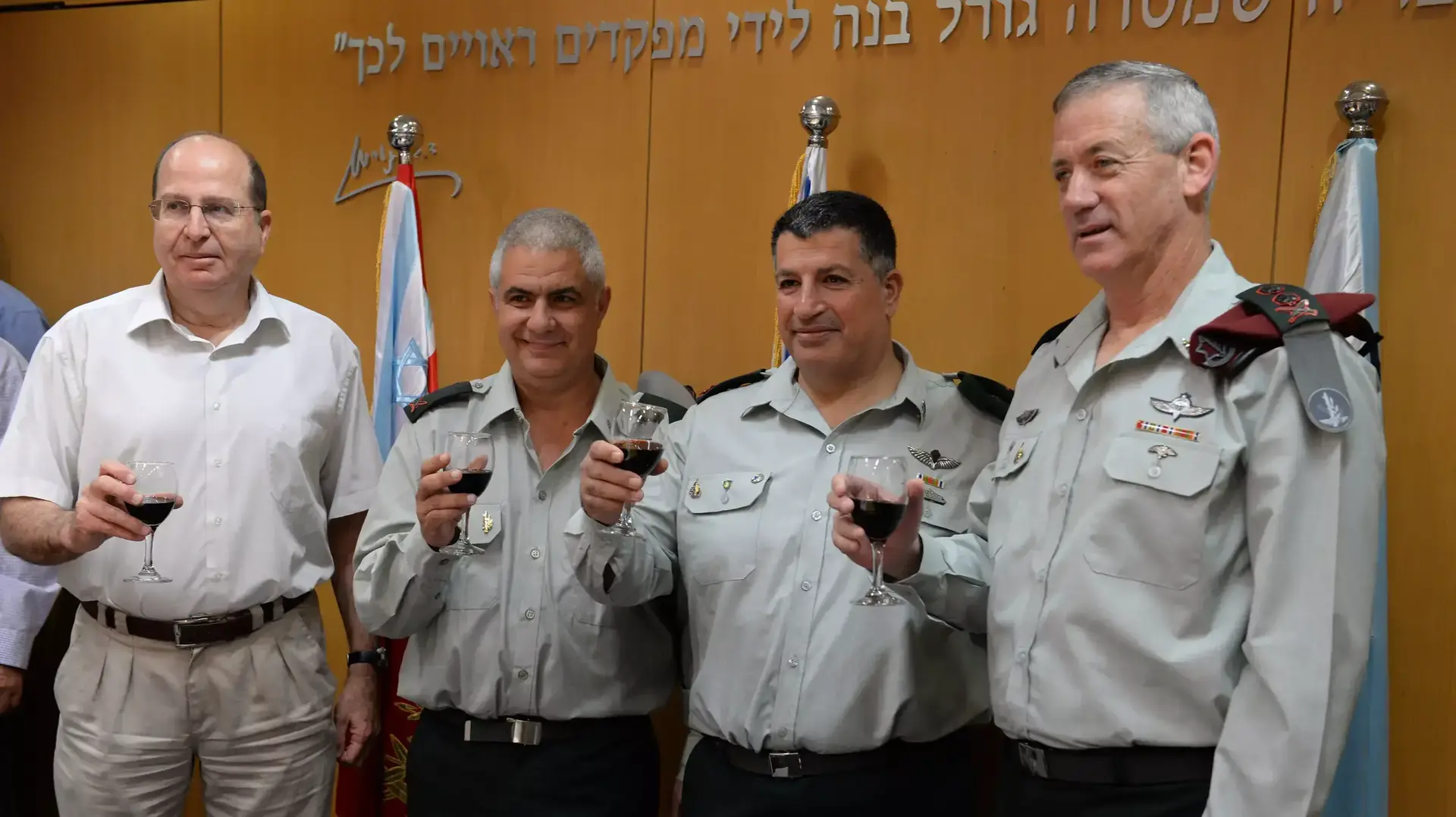 טקס מינוי תת-אלוף מוטי אלמוז לדובר צה"ל במעמד הרמטכ"ל בני גנץ ושר הביטחון משה (בוגי) יעלון. אוקטובר 2013