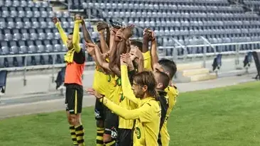 שחקני מכבי נתניה מודים לקהל, מימין קובי חסן
