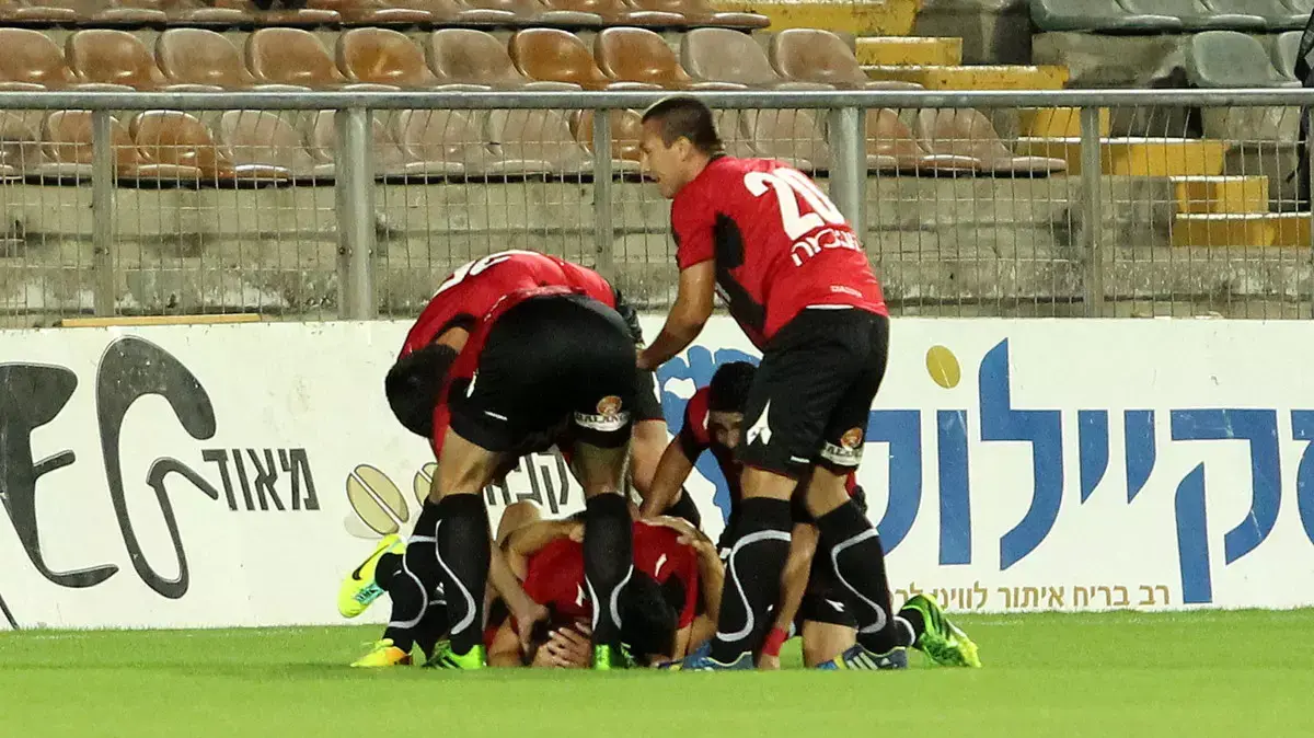 שחקני הפועל חיפה חוגגים עם אור אוסטווינד
