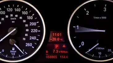לוח מחוונים עם תצוגת מטר בשניה