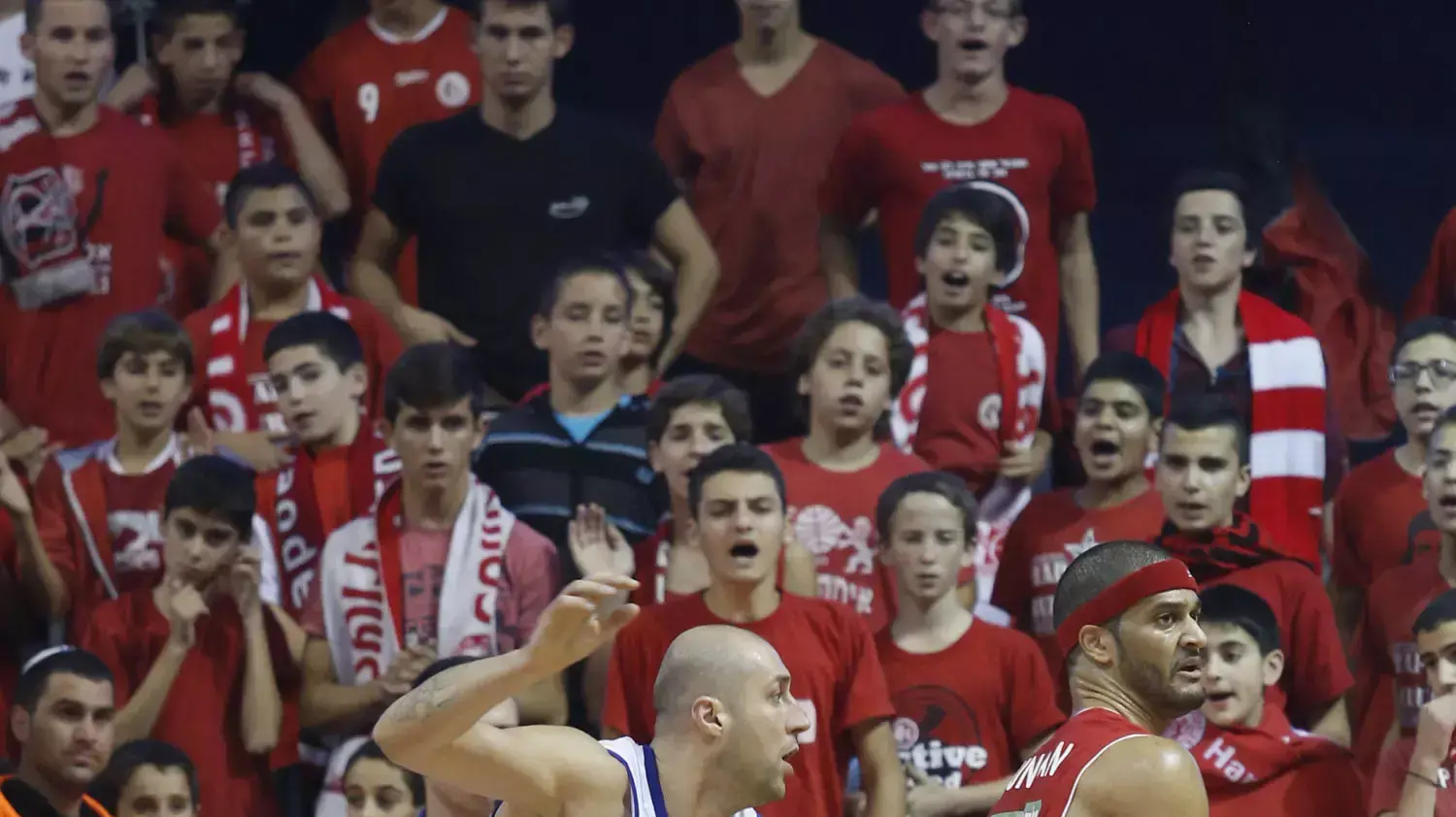 סנטר הפועל ירושלים ג'וש דאנקן (ימין) נשמר על ידי סנטר פלוישטי קטלין בורלקו